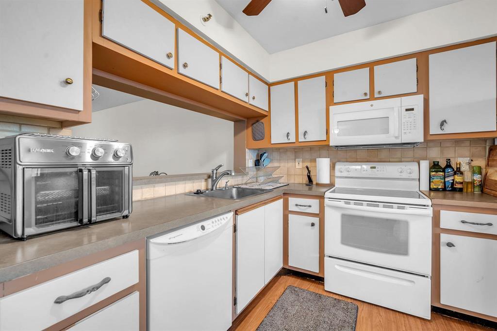 2202 S Cypress Bend Dr, Unit 903 in Pompano Beach, FL - Foto de edificio