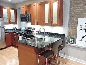 1636 W Beach Ave in Chicago, IL - Building Photo - Building Photo