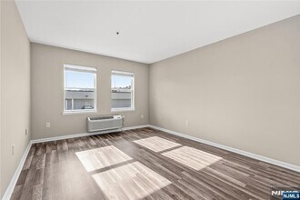 905 River Rd in Edgewater, NJ - Building Photo - Building Photo