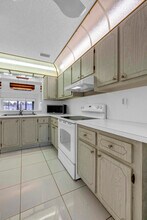 13761 Via Aurora in Delray Beach, FL - Foto de edificio - Building Photo