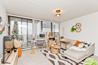 2740 N Pine Grove Ave, Unit 13F in Chicago, IL - Foto de edificio - Building Photo