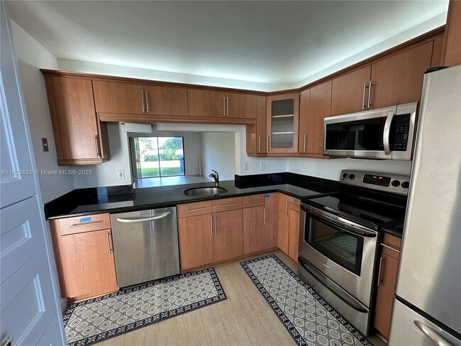 10757 NW 11th St in Pembroke Pines, FL - Building Photo - Building Photo
