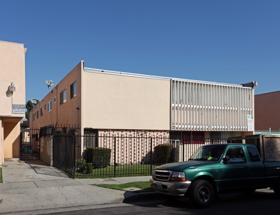 4821 August St in Los Angeles, CA - Building Photo