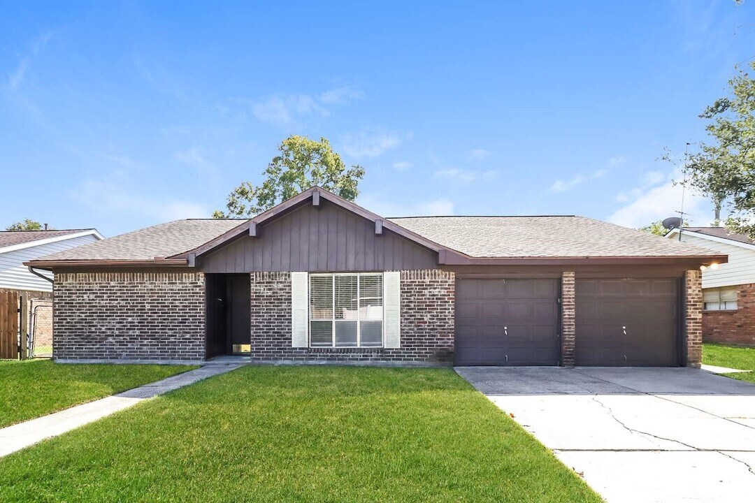 8422 Bandridge Rd in La Porte, TX - Building Photo