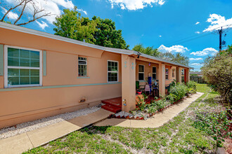 261 SW 15th St in Dania Beach, FL - Building Photo - Building Photo