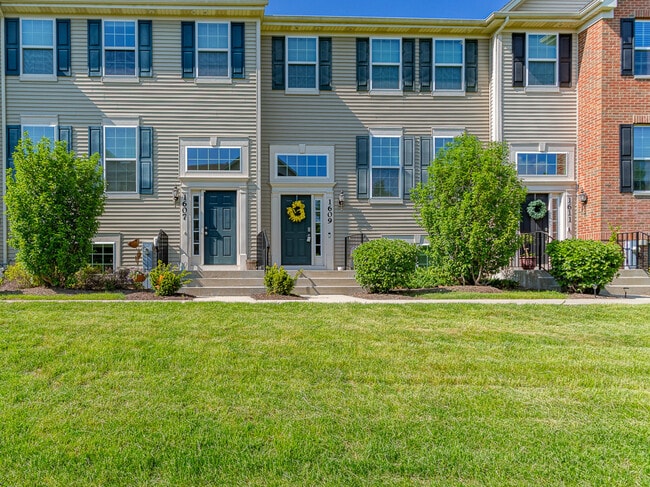 1609 Deer Pointe Dr in South Elgin, IL - Building Photo - Building Photo