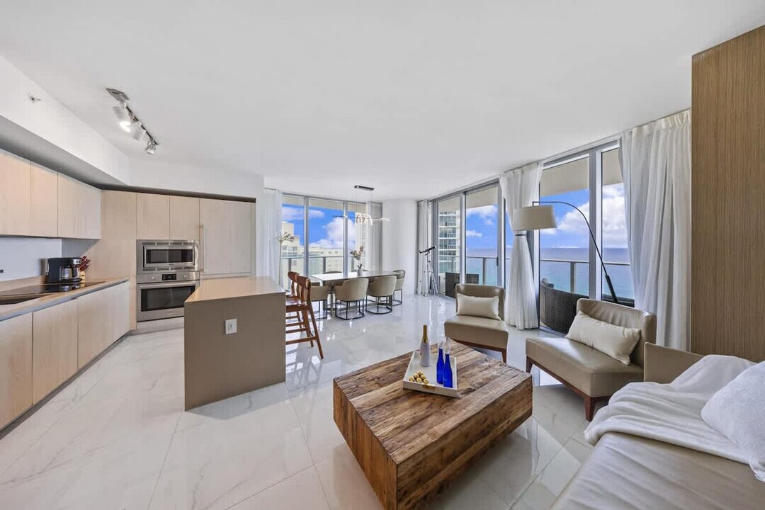 4011 S Ocean Dr in Hollywood, FL - Building Photo