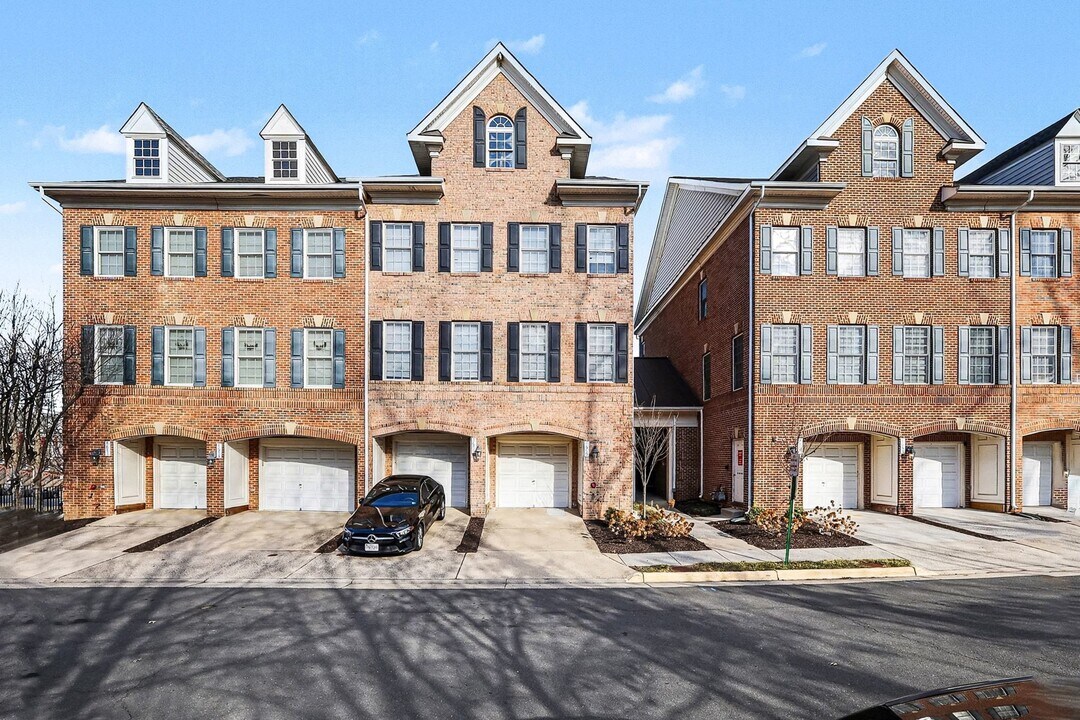 4679 Red Admiral Way in Fairfax, VA - Building Photo