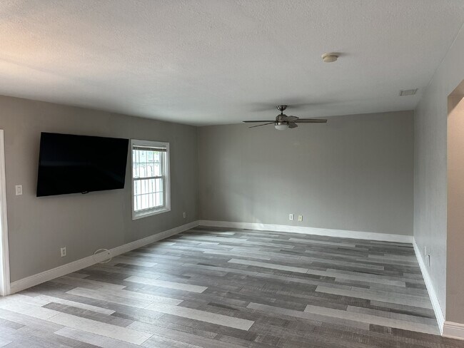 5075 Starfish Dr SE, Unit B in St. Petersburg, FL - Building Photo - Building Photo