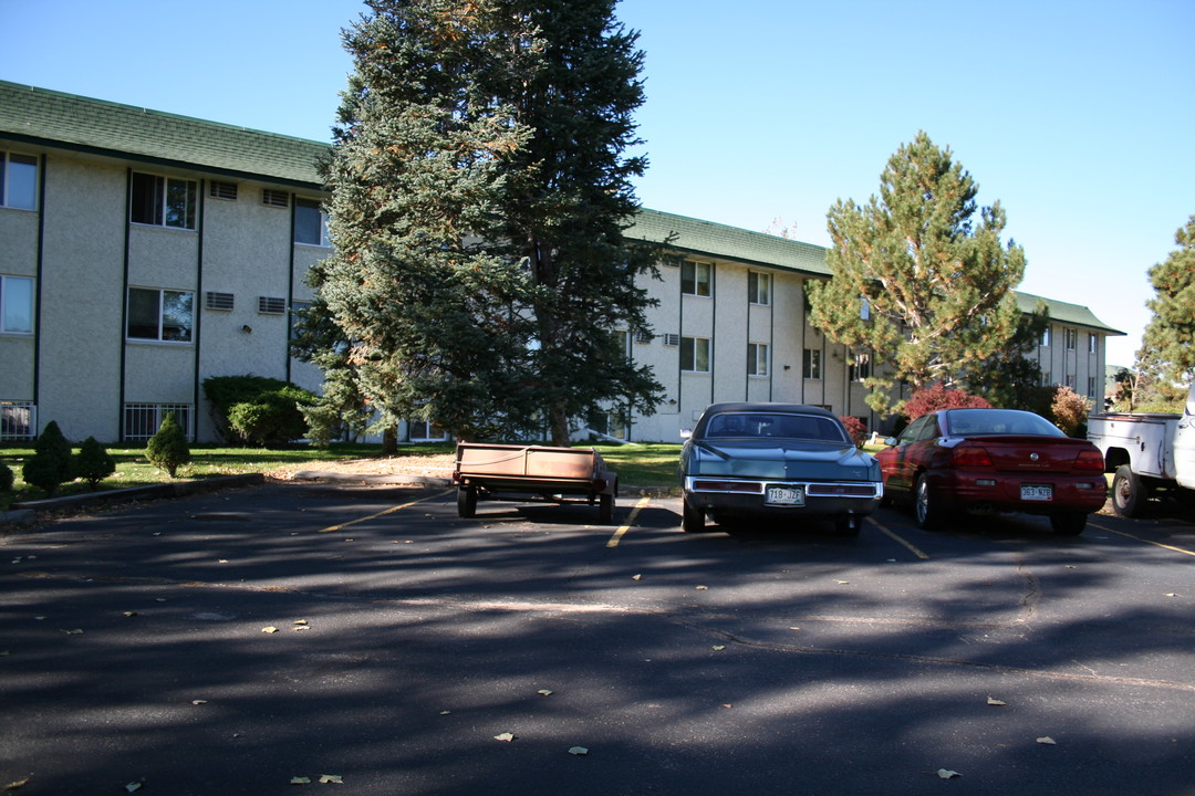 Country Club Villas in Denver, CO - Building Photo