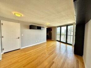 111 W Maple St, Unit 3007 in Chicago, IL - Building Photo - Building Photo