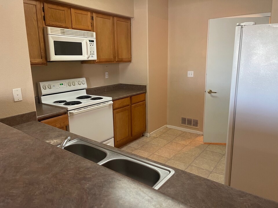7255 W Sunset Rd in Las Vegas, NV - Building Photo