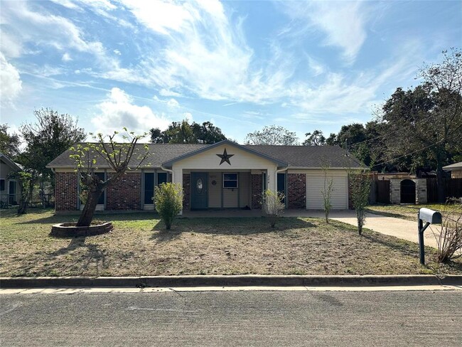 204 Thompson St in Cedar Park, TX - Foto de edificio - Building Photo