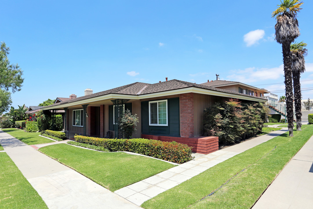 7641 Volga Dr in Huntington Beach, CA - Building Photo