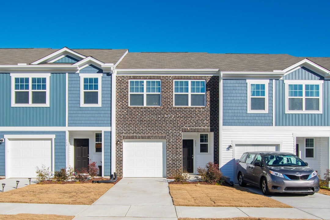 121 S Chubb Rdg in Clayton, NC - Building Photo