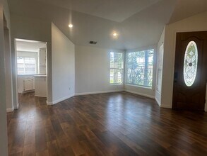 10407 Loughton Ave in Bakersfield, CA - Building Photo - Building Photo