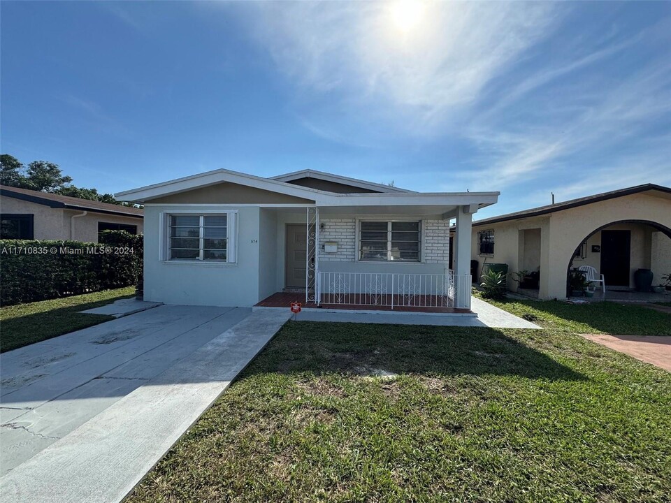 574 E 41st St in Hialeah, FL - Building Photo