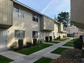 Teal Townehouses in Bakersfield, CA - Building Photo - Building Photo