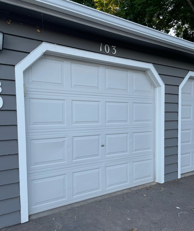 730 W Village Rd, Unit 103 in Chanhassen, MN - Building Photo - Building Photo