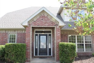 330 Windsor Dr in Centerton, AR - Building Photo