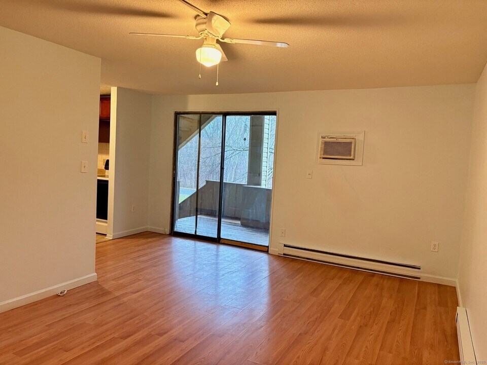 64 Burgundy Hill Ln in Middletown, CT - Building Photo