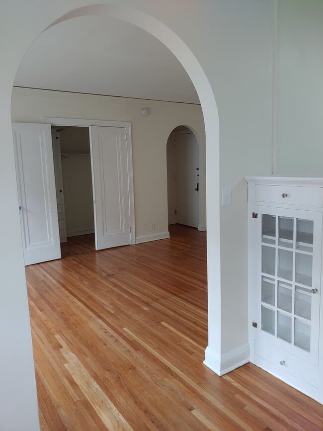Calhoun Beach Apartments