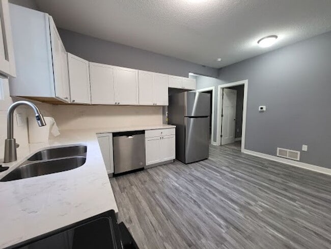 2406 Woodland Ave in Des Moines, IA - Building Photo - Building Photo