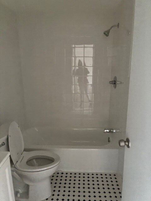 925 Huntingdon Pike, Unit 212 in Huntingdon Valley, PA - Foto de edificio - Building Photo