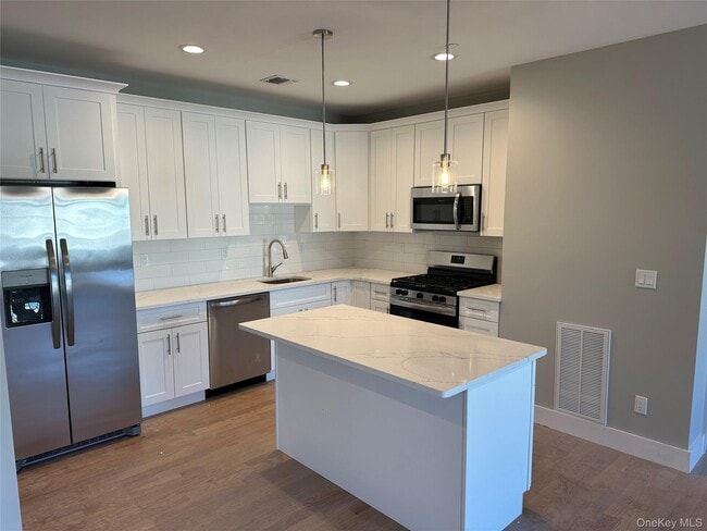 400 Oak St in Copiague, NY - Building Photo - Building Photo