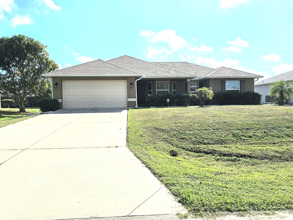 23249 Alaska Ave in Port Charlotte, FL - Foto de edificio