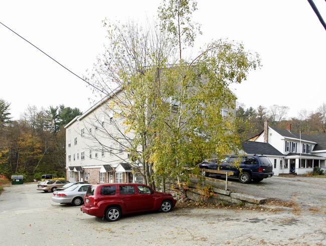 30 Forest Rd in Wilton, NH - Foto de edificio - Building Photo