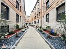 442 W Belden Ave, Unit A04C in Chicago, IL - Building Photo