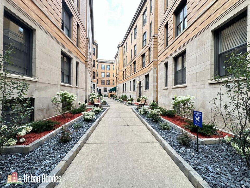 442 W Belden Ave, Unit A04C in Chicago, IL - Building Photo