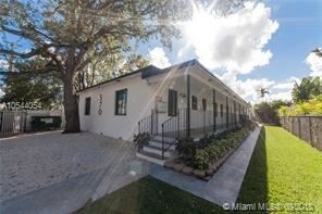 570 NE 69th St in Miami, FL - Foto de edificio - Building Photo