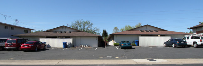 323 Montrose Dr in Folsom, CA - Foto de edificio - Building Photo