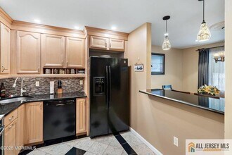 11 Desiree Ct in Howell, NJ - Foto de edificio - Building Photo