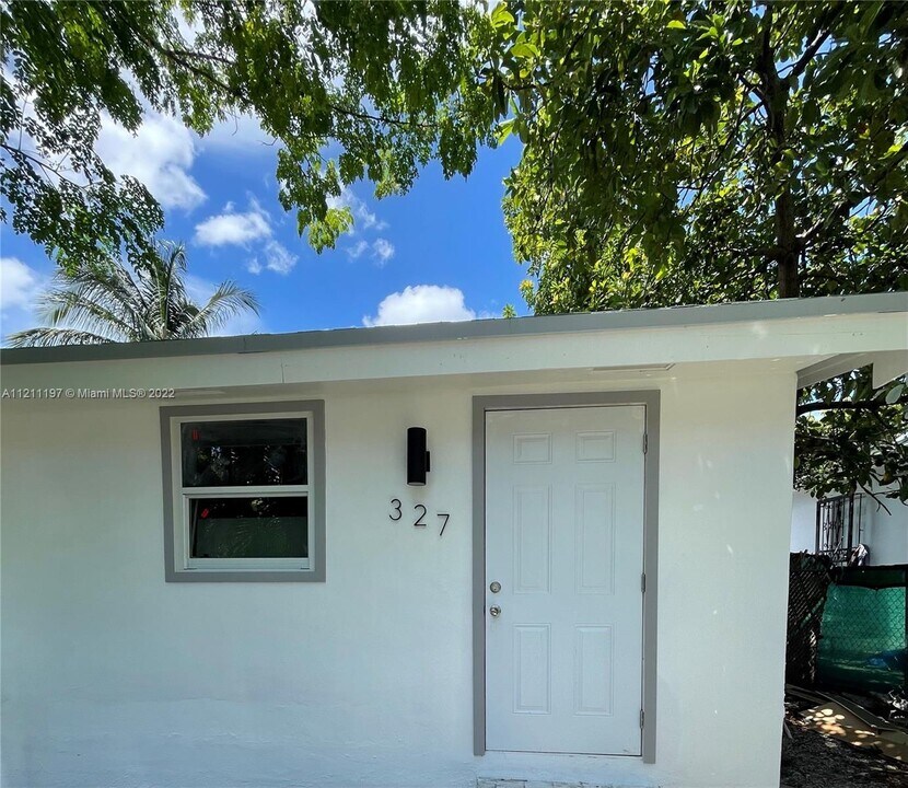 327 NE 55th St-Unit -TWO in Miami, FL - Building Photo