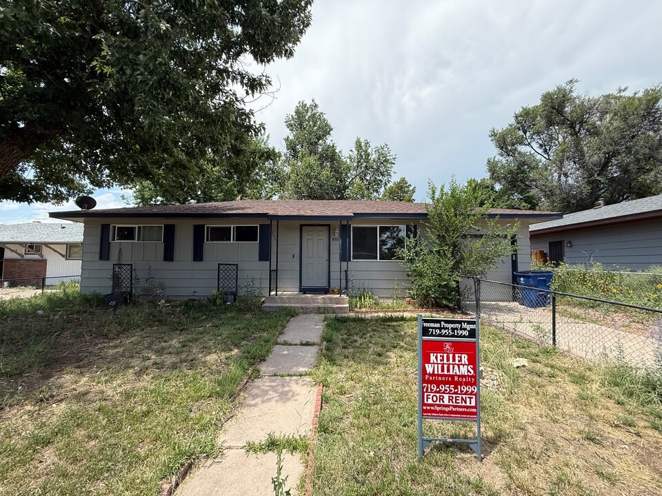 830 Zion Dr in Colorado Springs, CO - Foto de edificio