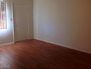 2049 W Hayward Ave-Unit -10 in Phoenix, AZ - Foto de edificio - Building Photo