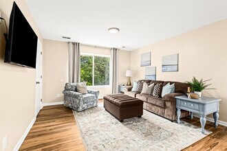 18365 Sharon Ln in Roseville, MI - Foto de edificio - Building Photo