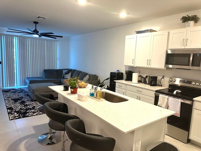 379 SE Crossoak Ln in Port St. Lucie, FL - Building Photo - Building Photo