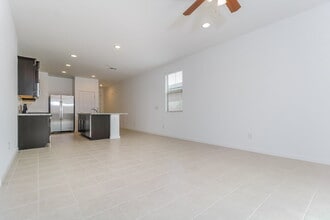 10739 W Chipman Rd in Tolleson, AZ - Foto de edificio - Building Photo