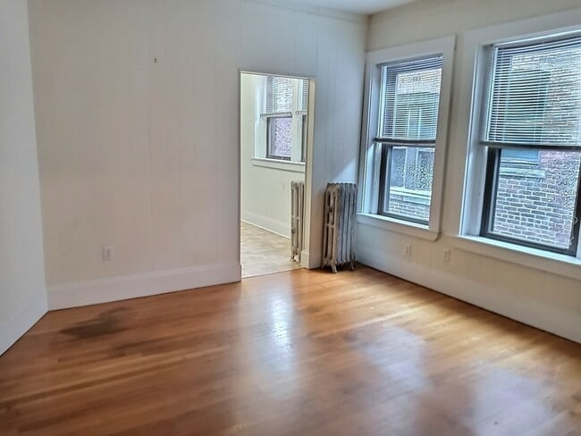 1396 Beacon St, Unit 10 in Brookline, MA - Building Photo - Building Photo