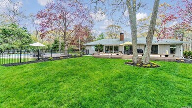 8 Coolidge Ln in East Quogue, NY - Foto de edificio - Building Photo