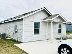 100 Louisa Ln in Jarrell, TX - Building Photo - Building Photo