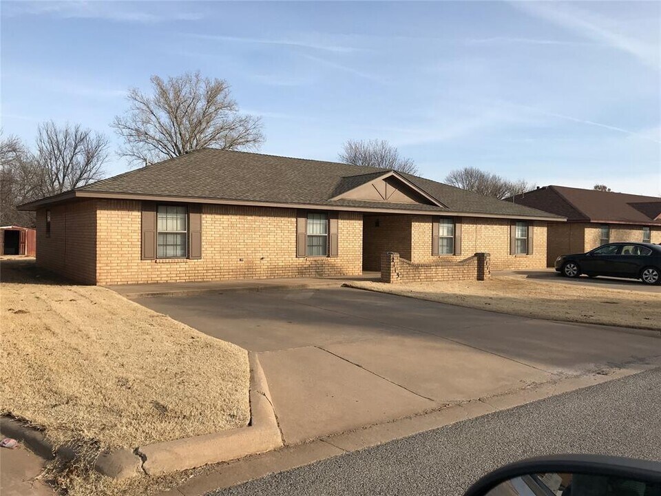 2115 Lynn Ln in Weatherford, OK - Building Photo