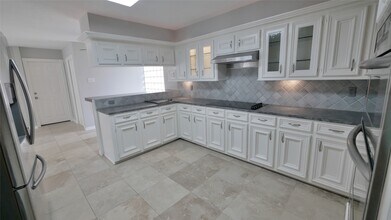 8003 Oakwood Forest Dr in Houston, TX - Building Photo - Building Photo