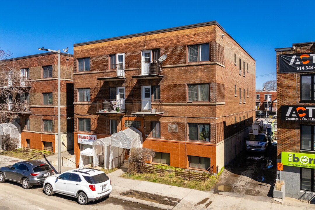 5865 Décarie Boul in Montréal, QC - Building Photo