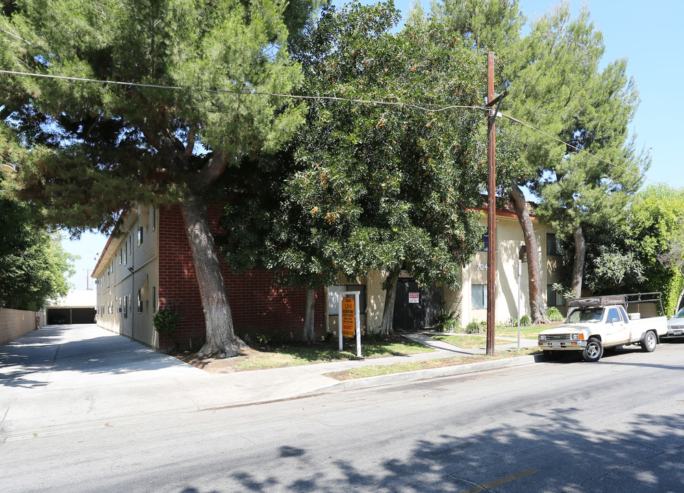 7045 Etiwanda Ave in Reseda, CA - Building Photo