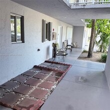2750 W 76th St in Hialeah, FL - Foto de edificio - Building Photo
